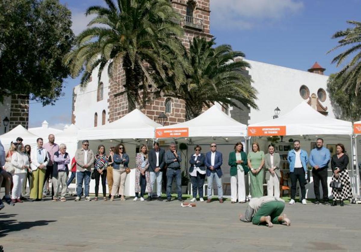 Momento del estreno de la 'Fiera' del Libro el jueves en Teguise.