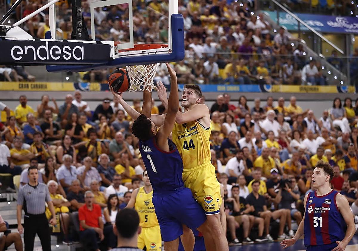 El pívot norteamericano del Granca, Ben Lammers, anota en el duelo de la primera vuelta.