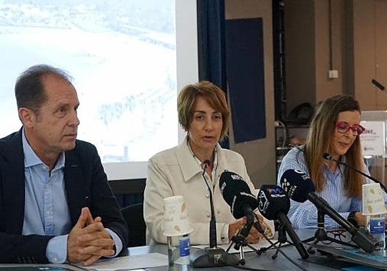 Onalia Bueno, en el centro, junto al viceconsejero de Turismo, José Sanabria, y Carmen Gloria Rodríguez.