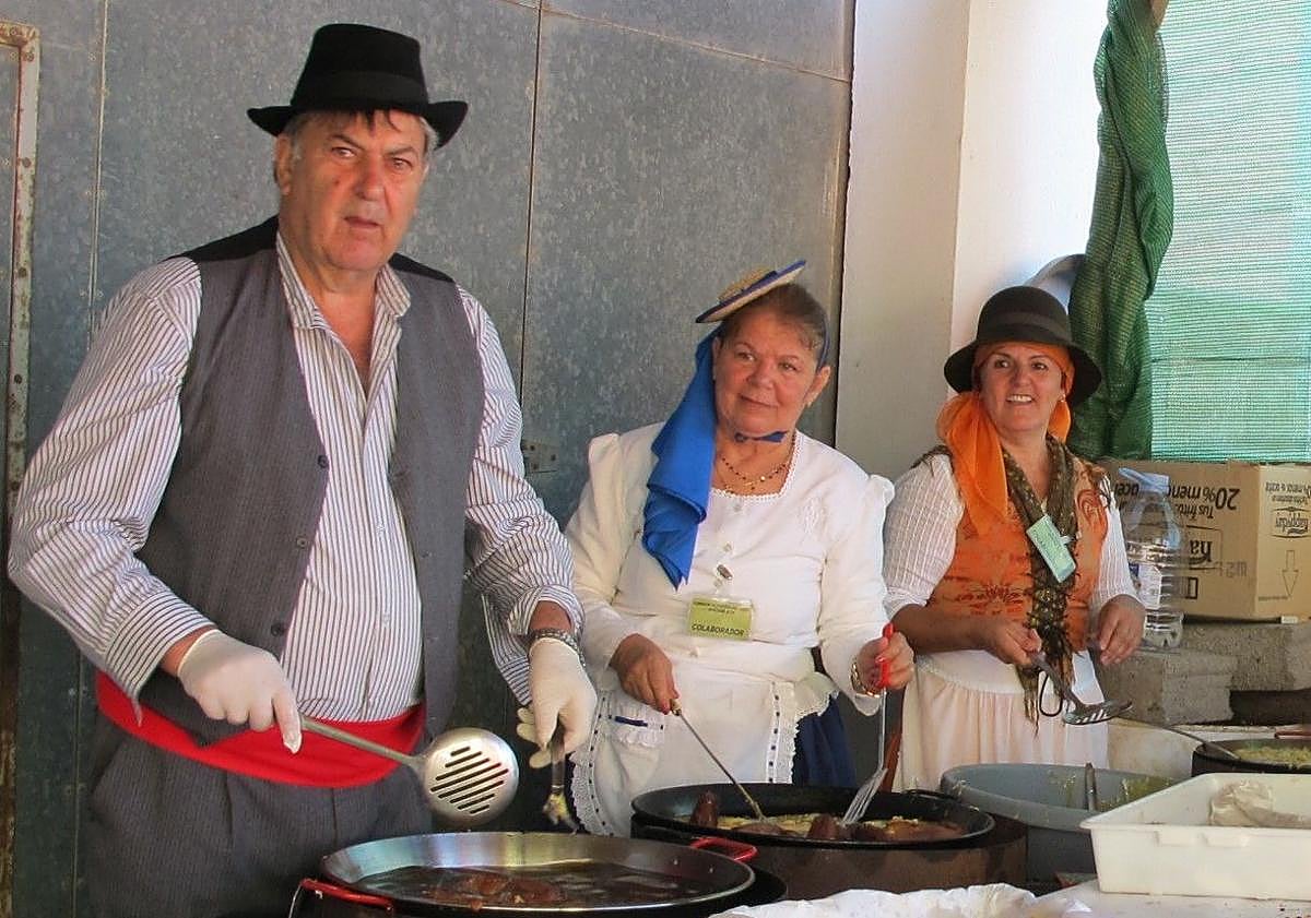 Imagen principal - Imágenes de algunos de los artífices de la fiesta del queso que serán reconocidos. 