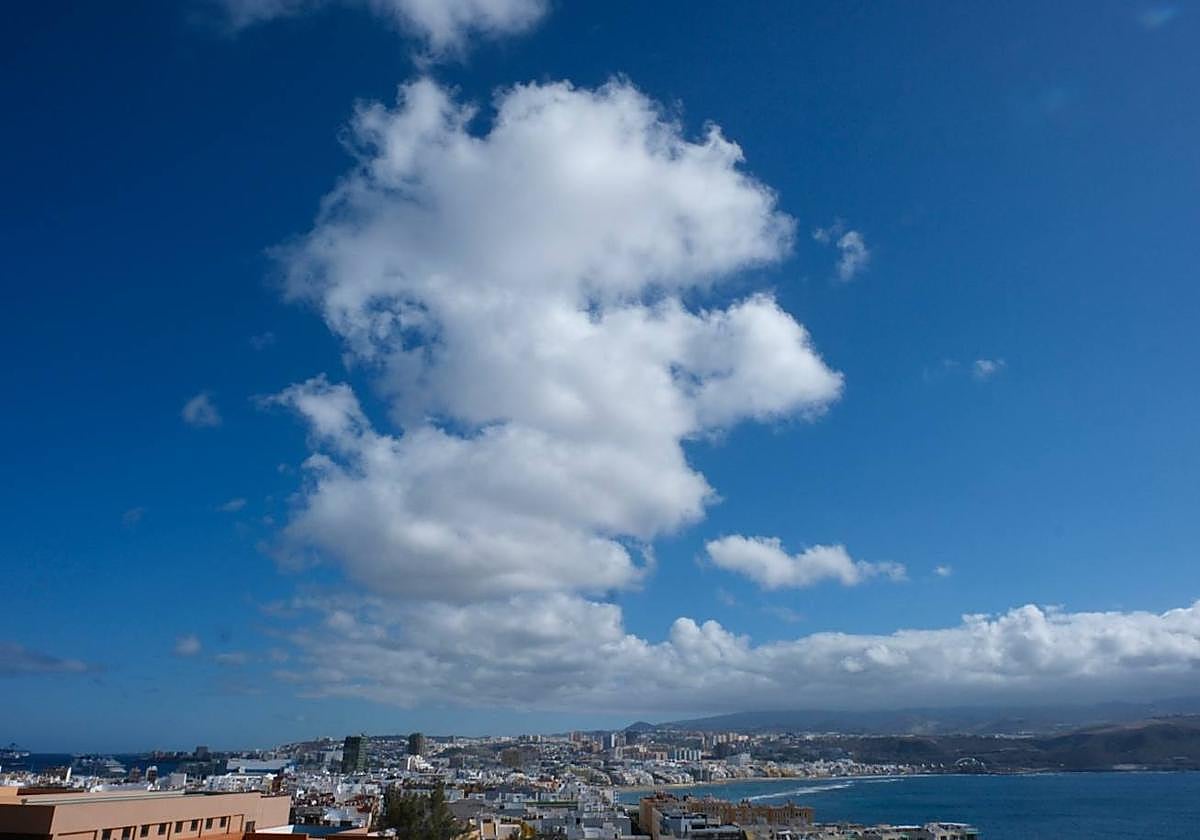 El cielo de la capital grancanaria en la tarde de este jueves.