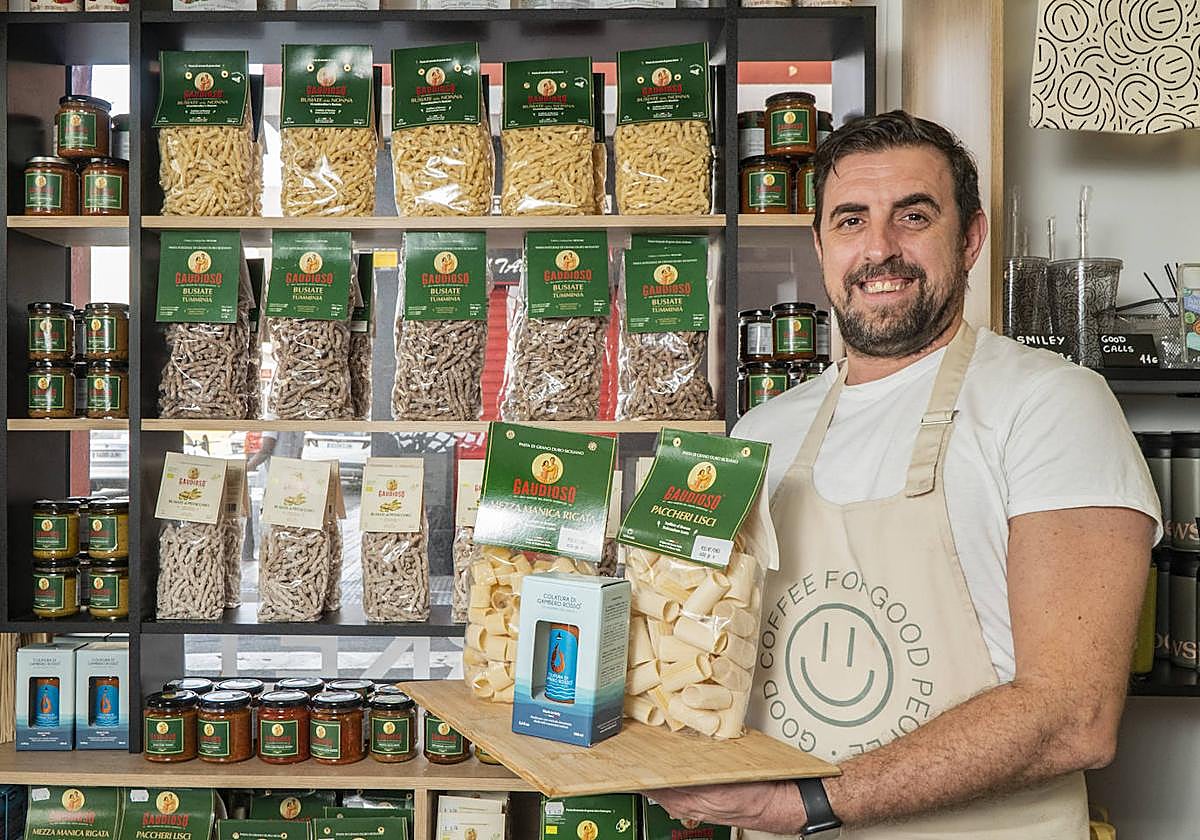 José Luis Marsal, en el interior de su tienda.