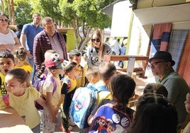 El alcalde Matías Peña observa cómo las niñas y los niños escuchan las indicaciones del artesano tejedor de Gran Canaria.