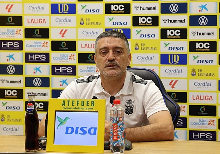 García Pimienta durante la rueda de prensa.