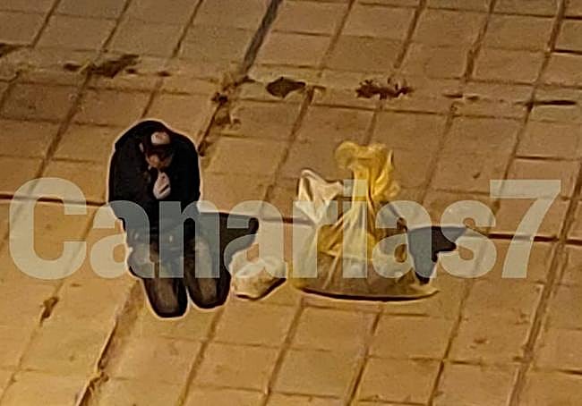 Rezos en la zona donde se halló el cadáver.