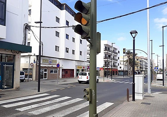 Semáforo en ámbar en Manolo Millares junto a Eugenio D'Ors.