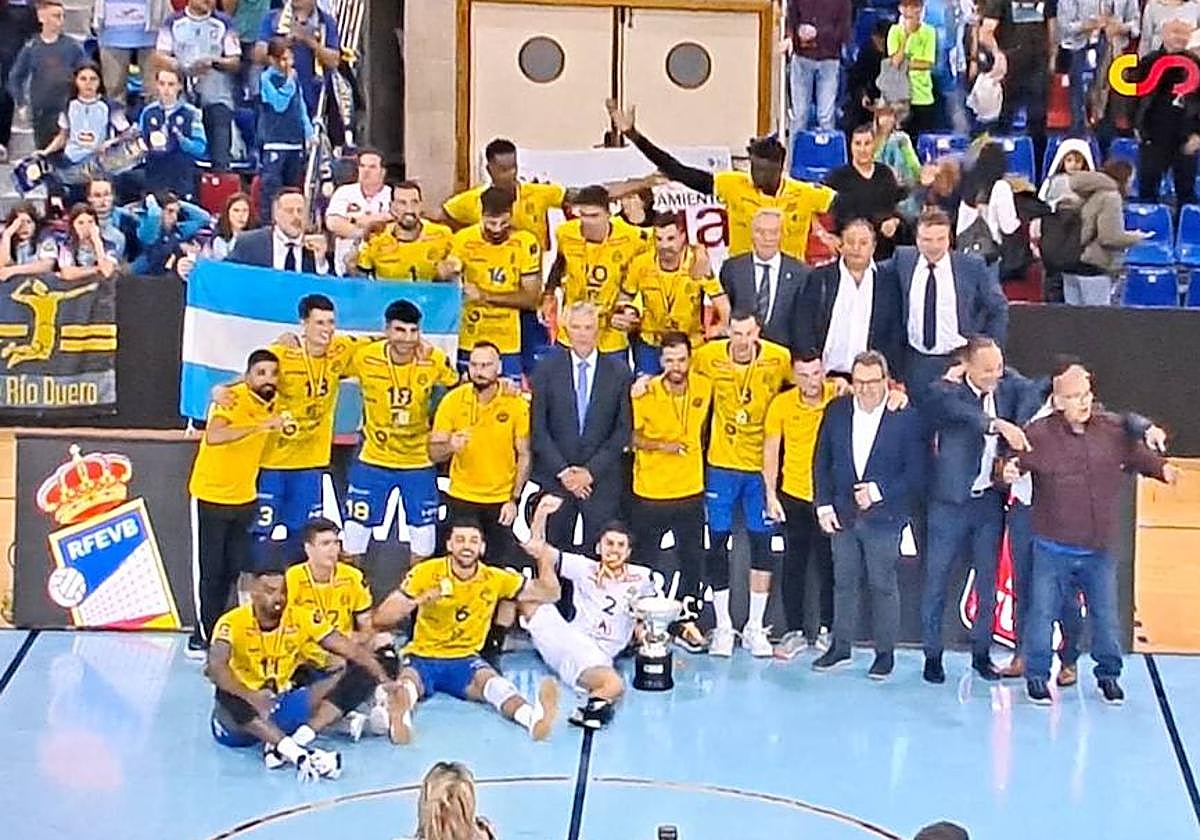 Celebración del Guaguas con el torneo liguero conquistado este sábado en Soria.