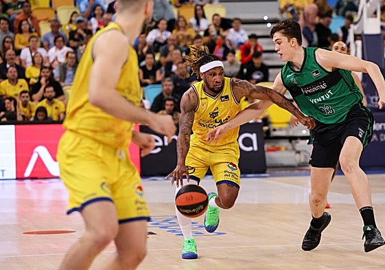 Andrew Albicy controla la bola, durante el partido ante Joventut.