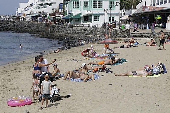 Imagen de archivo de Playa Blanca, en Lanzarote.