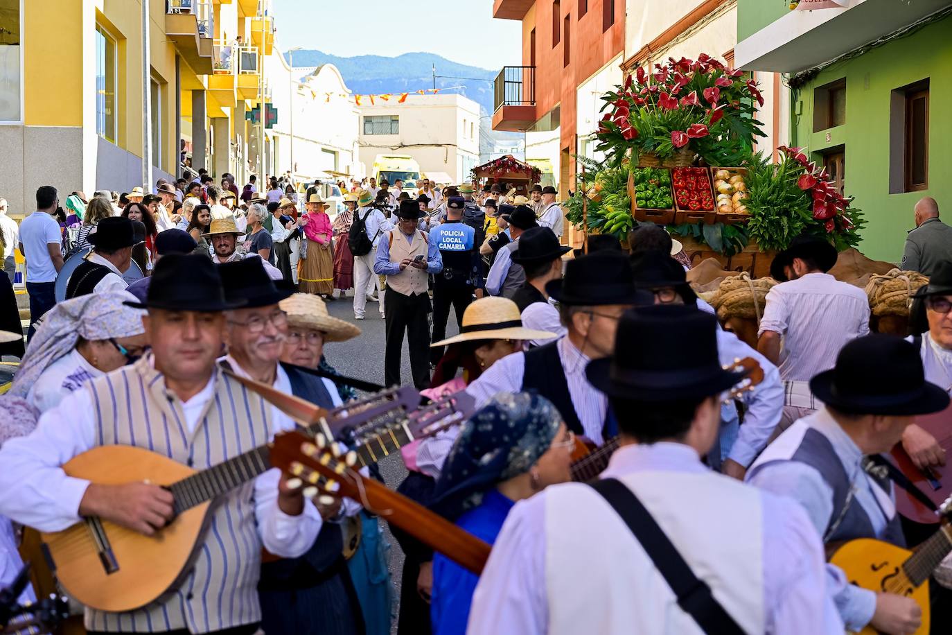 San Isidro vive con devoción su romería ofrenda