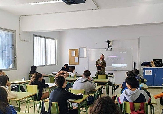 Nira Santana ofreció charlas sobre el sexismo en los videojuegos en los institutos de Secundaria de Agüimes.