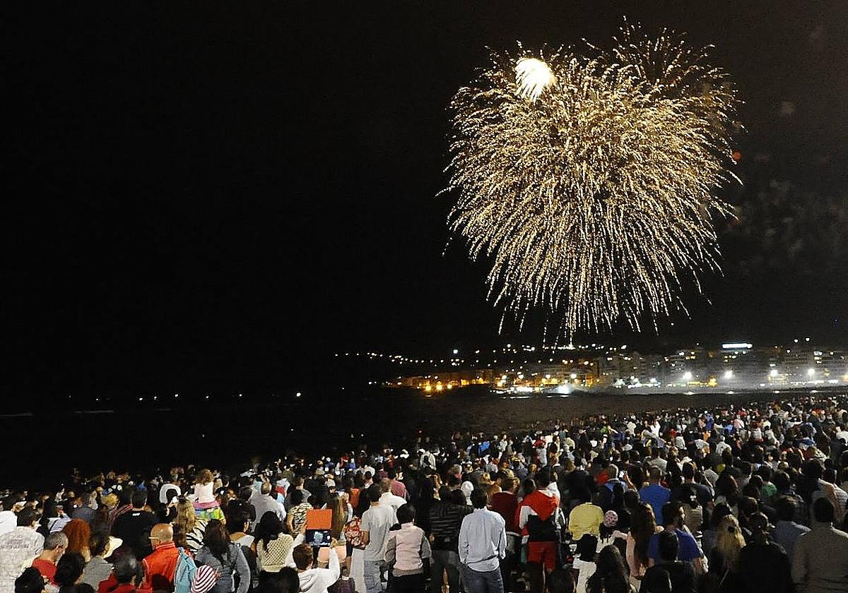 Voladores durante la celebración de las fiestas fundacionales de la ciudad.