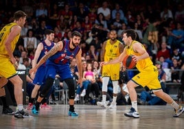 Ferran Bassas, controla la bola, en una acción en el Palau Blaugrana.