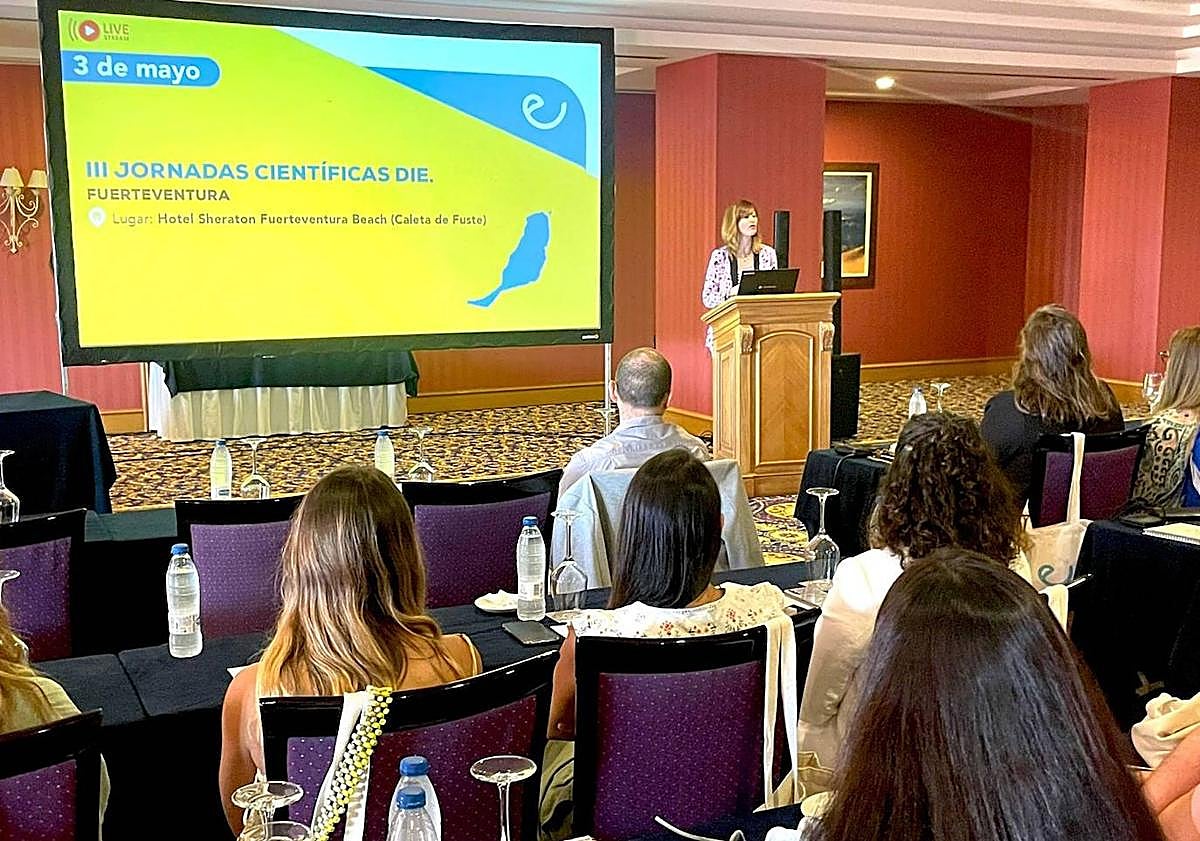 Imagen principal - Las enfermeras llaman a apostar por la educación afectivo sexual en todas las etapas de la vida