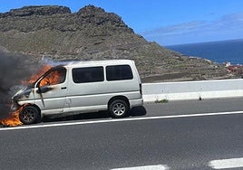 Imagen del aparatoso incendio que sufrió un vehículo en la GC-2 a la altura del Puente de Silva.