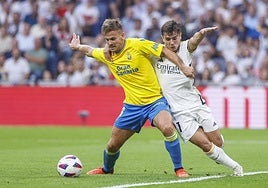 Eric cubre la pelota ante Brahim, del Madrid.