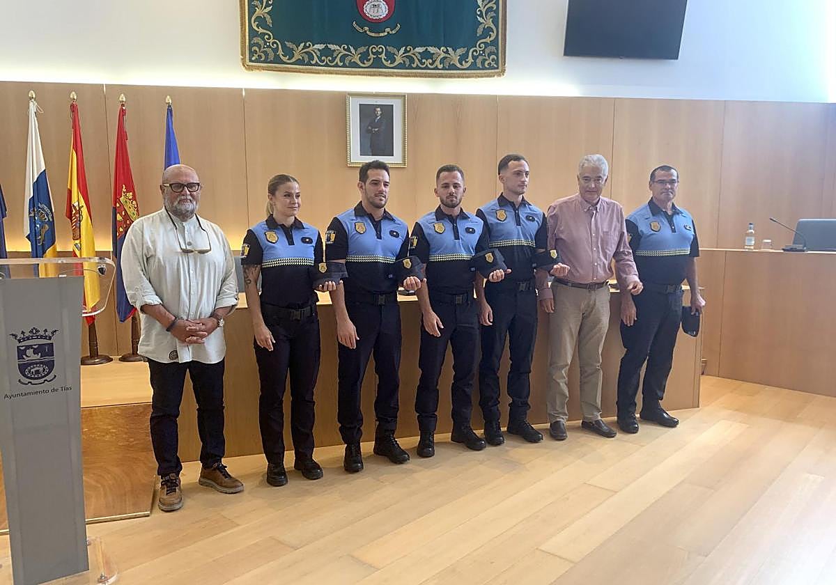 Recepción de nuevos agentes de Tías, en el Ayuntamiento.