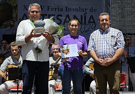 Manuel Benítez, con su premio, Neri Brito, presidenta de Mafasca, y el alcalde Matías Peña.