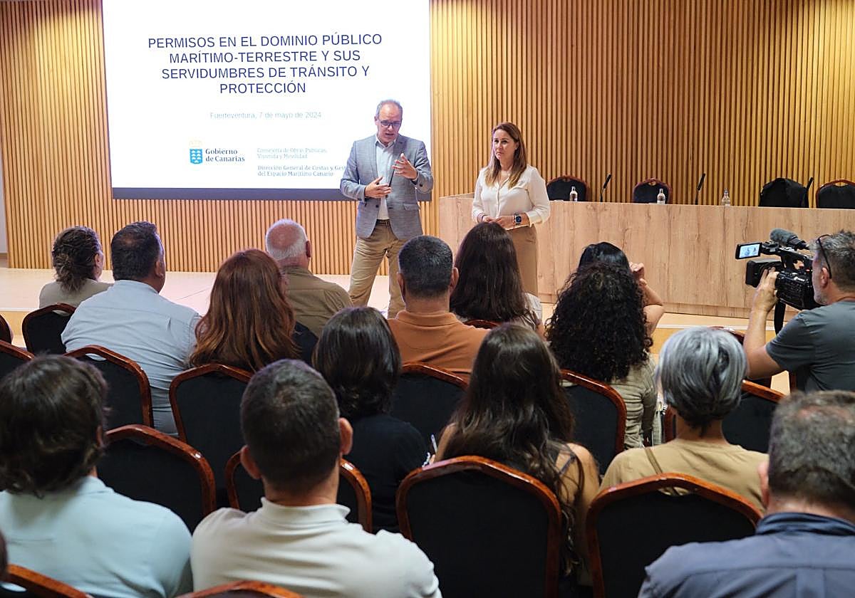 Lola García y Antonio Acosta, en la reunión con los ayuntamientos y los técnicos.