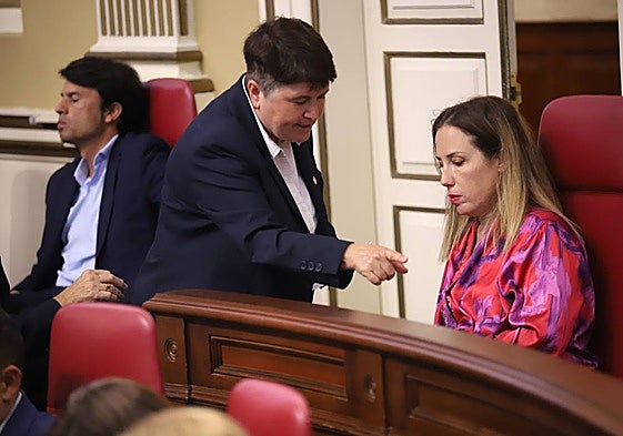 La diputada Patricia Hernández habla con una ujier.