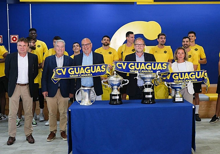 Imagen de la recepción de la plantilla amarilla en la sede de la empresa de transportes Guaguas Municipales.