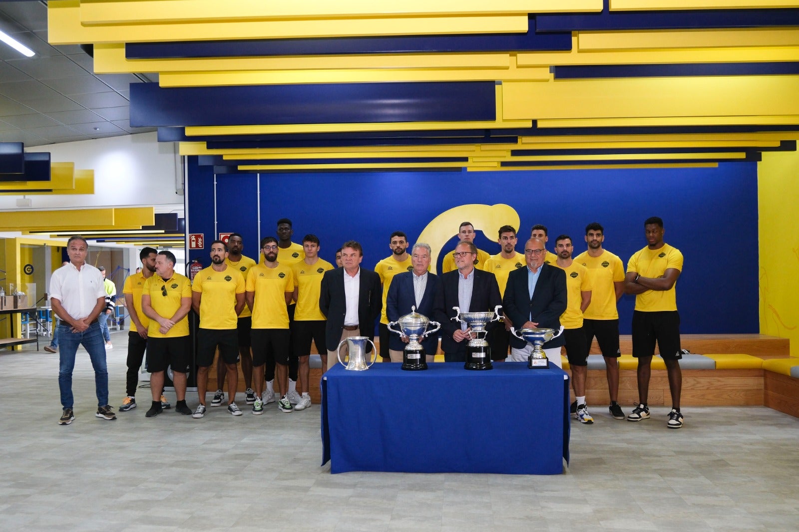 El Guaguas, de amarillo por su casa