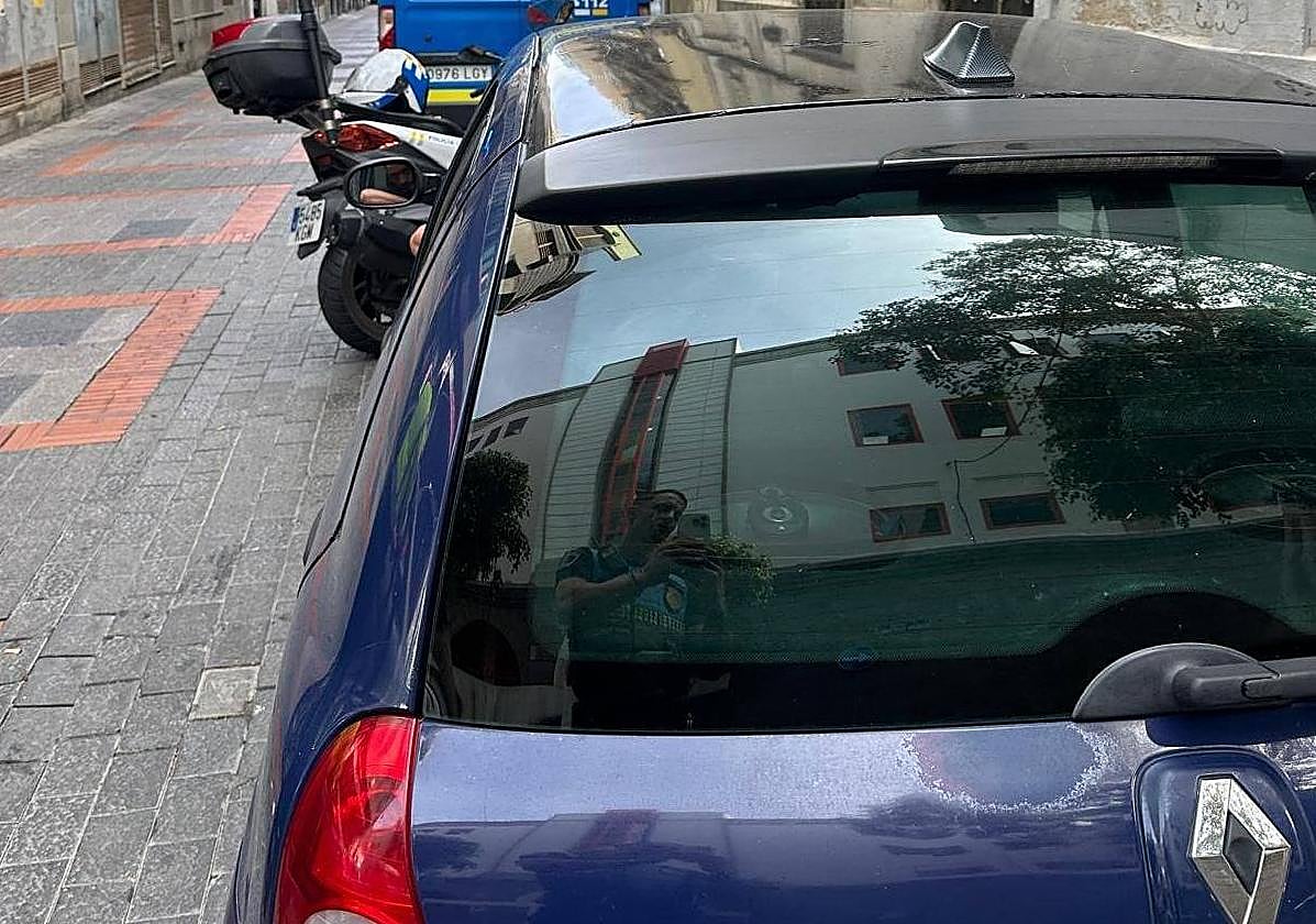 Vehículo inmovilizado en la zona Puerto por los agentes de la Policia Local.