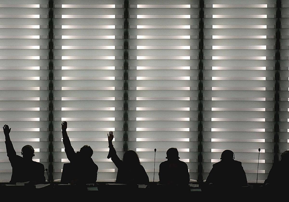 Imagen de archivo de parlamentarios europeos votando una propuesta.