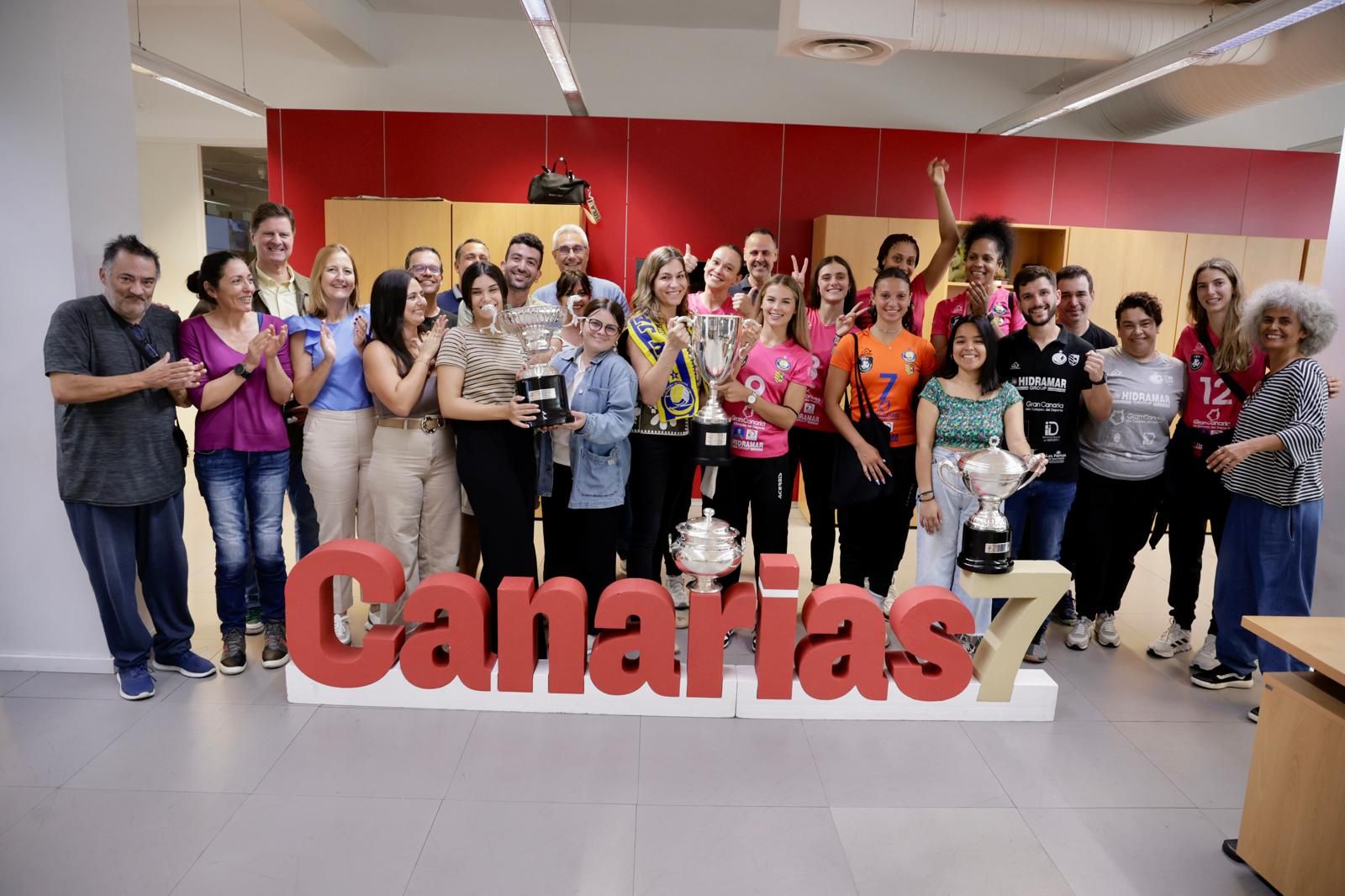 El Olímpico visita CANARIAS7 cargado de trofeos