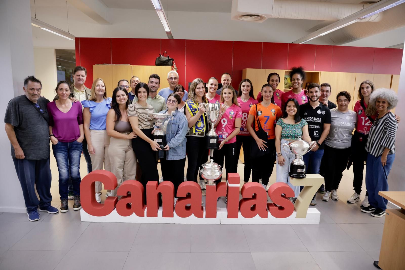 El Olímpico visita CANARIAS7 cargado de trofeos