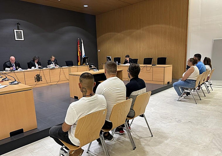 Imagen de los condenados durante el juicio.