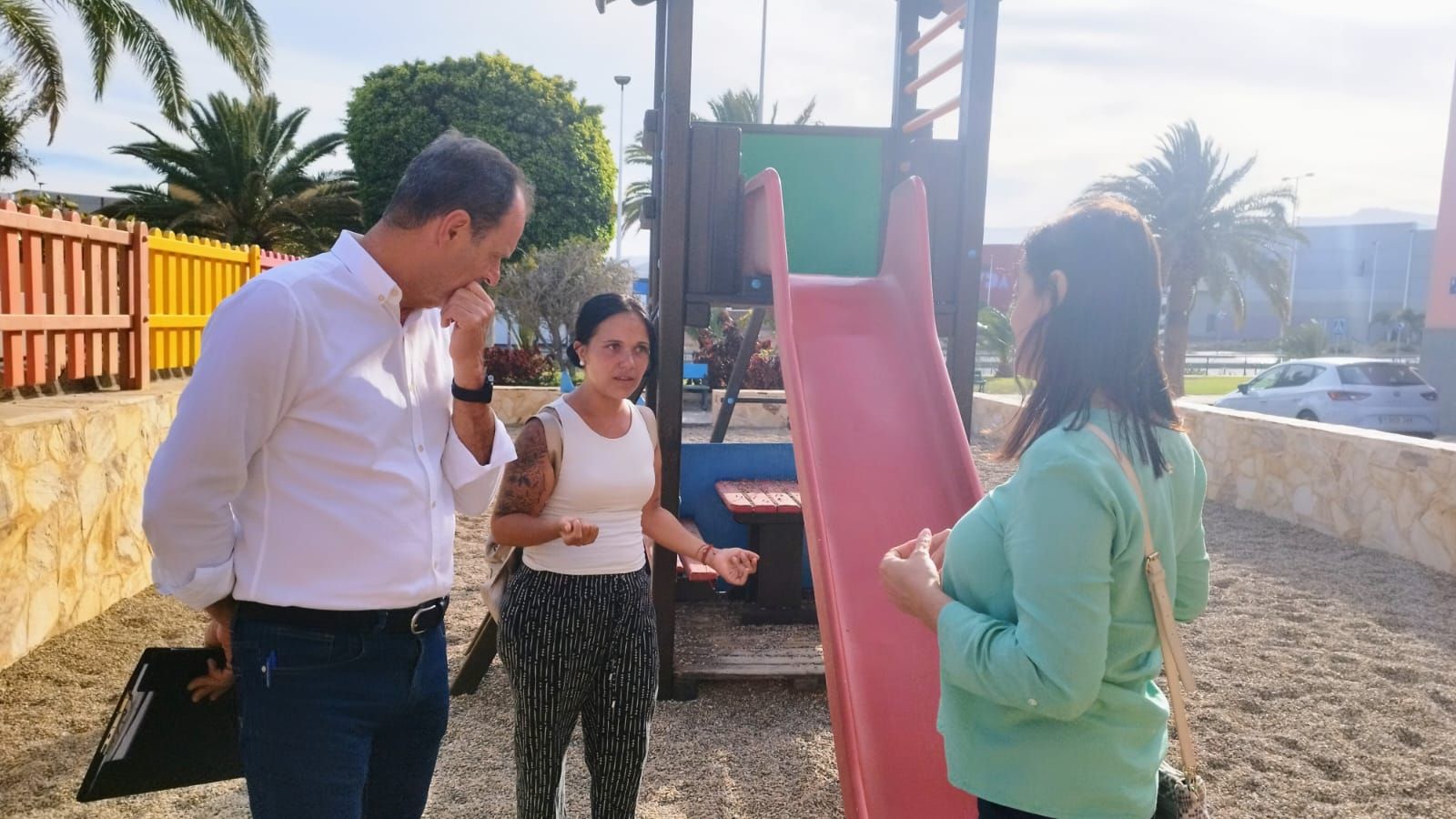 Imagen principal - Los vecinos de Agüimes solicitan al Ayuntamiento más alumbrado público y renovar los parques