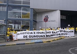 Imagen de archivo de una protesta ante la sede de Guaguas protagonizado por opositores de un proceso selectivo.