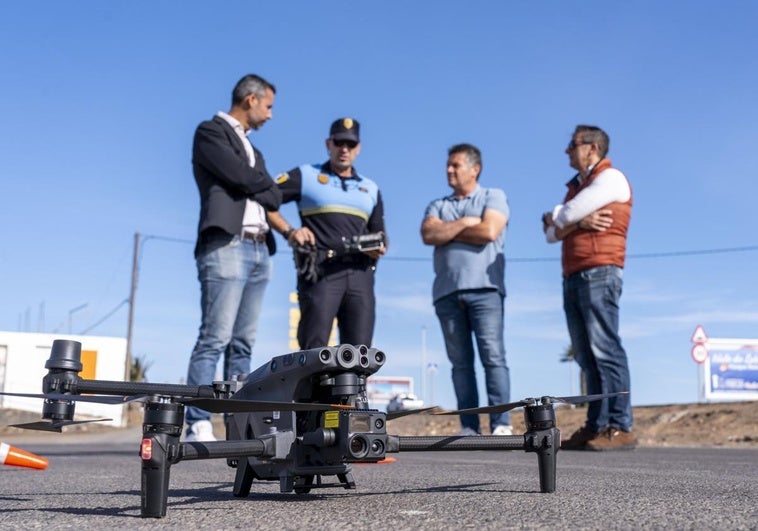 El alcalde Isaí Blanco, el subinspector Jorge Fleitas, el teniente de alcalde Julio Santana y Juanjo Canosa, gerente de Expo Drone Service, empresa proveedora del dron.