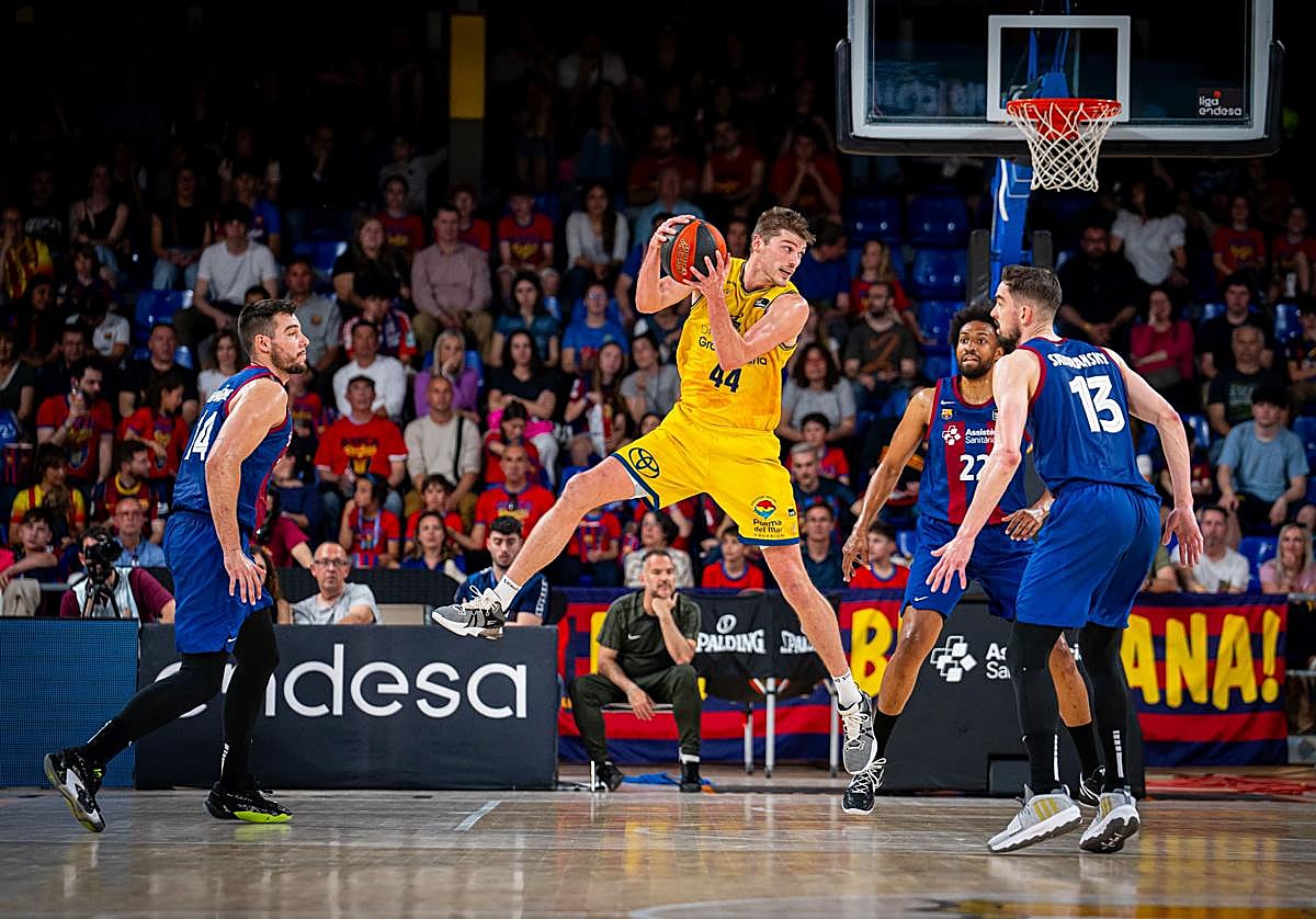 El norteamericano Ben Lammers captura un rebote en el duelo entre el Barça y el Granca.