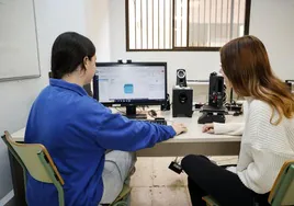 Imagen de archivo de dos jóvenes en el laboratorio de informática.