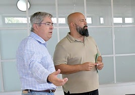 El alcalde, Marco Aurelio Perez, y el presidente de los taxistas de San Bartolomé, Juan Diego Vega Cabeza.