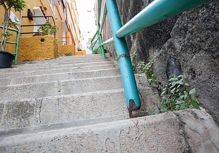 Detalle del deterioro del pasamanos.