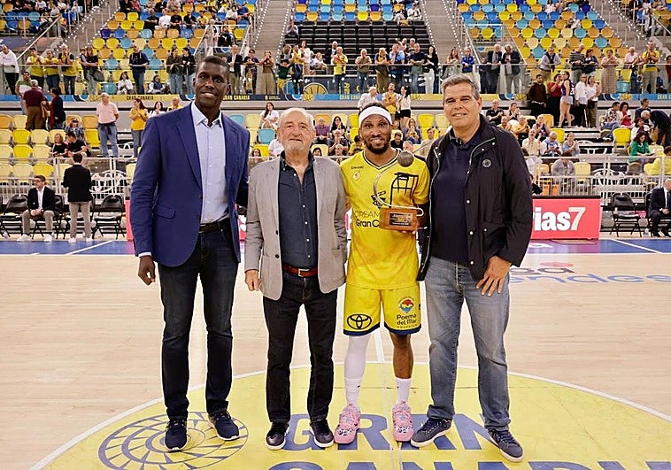 Sitapha Savané, Pepe Moriana, Andrew Albicy y Matías García en la entrega del premio.