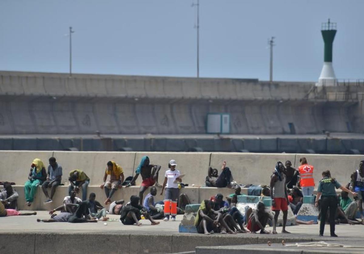 Salvamento socorre a 157 migrantes en Fuerteventura durante la noche, 14 de ellos menores