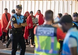 Imagen reciente de migrantes rescatados de una lancha neumática en Corralejo (Fuerteventura).