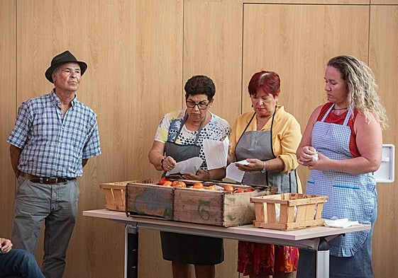 El acto incluyó la representación teatral del trabajo de las mujeres en los almacenes del empaquetado del sur.