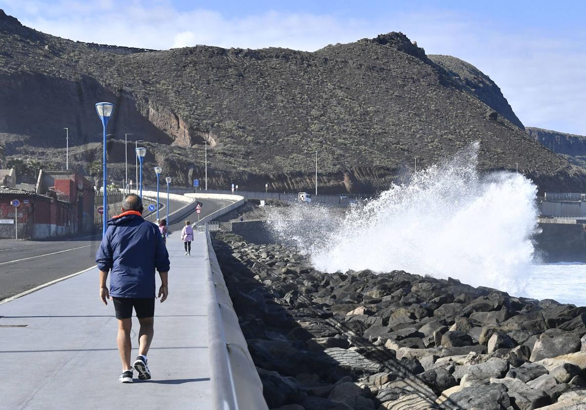 Las rachas de viento muy fuertes y el oleaje, protagonistas este domingo en Canarias