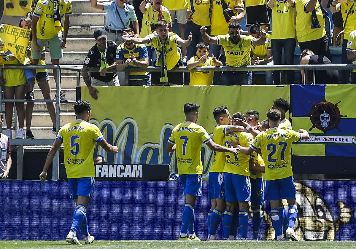 Celebración del Cádiz de su gol este domingo el Getafe, tanto que evitó su descenso directo.