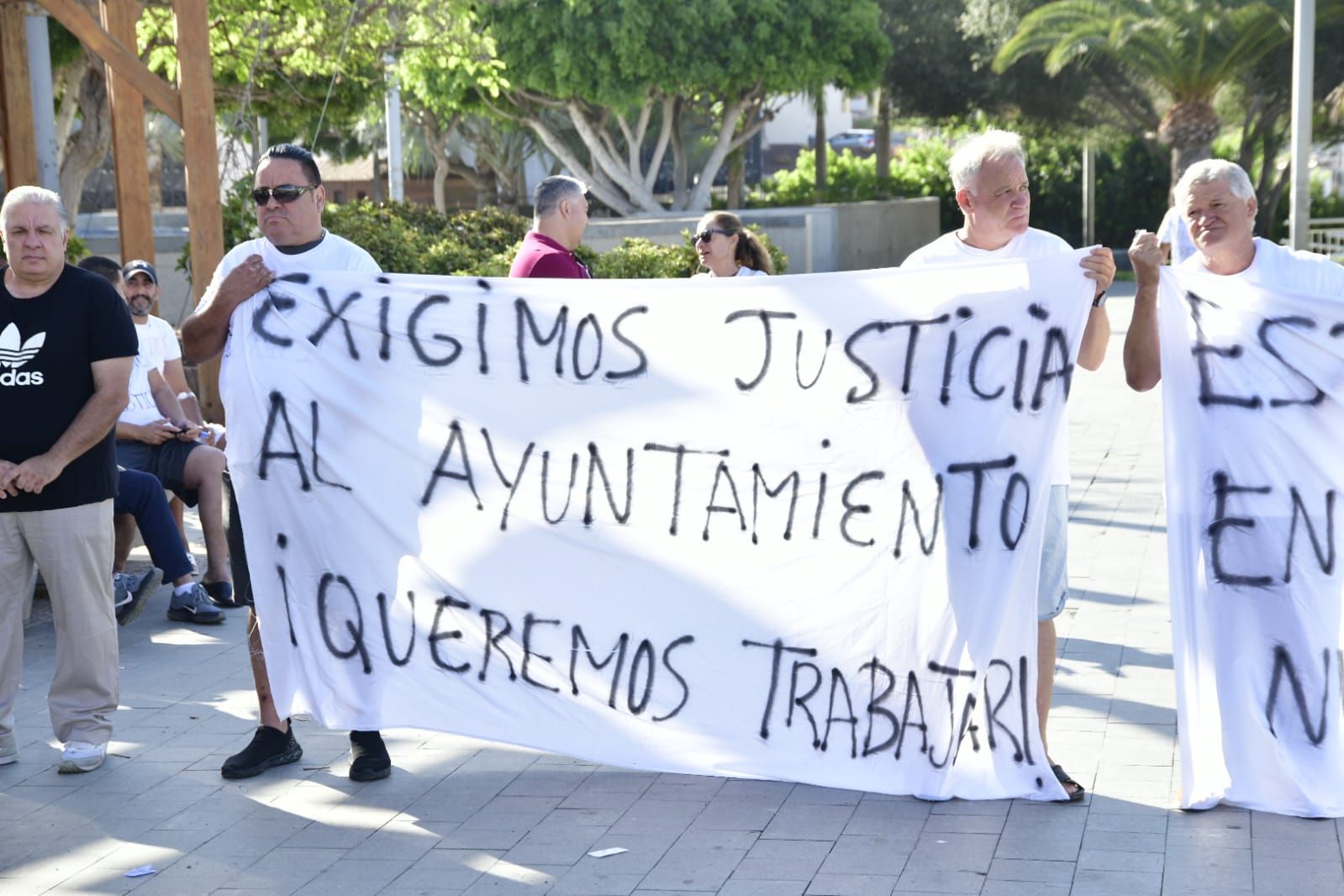 Manifestación por el cierre de tres locales en Puerto Rico