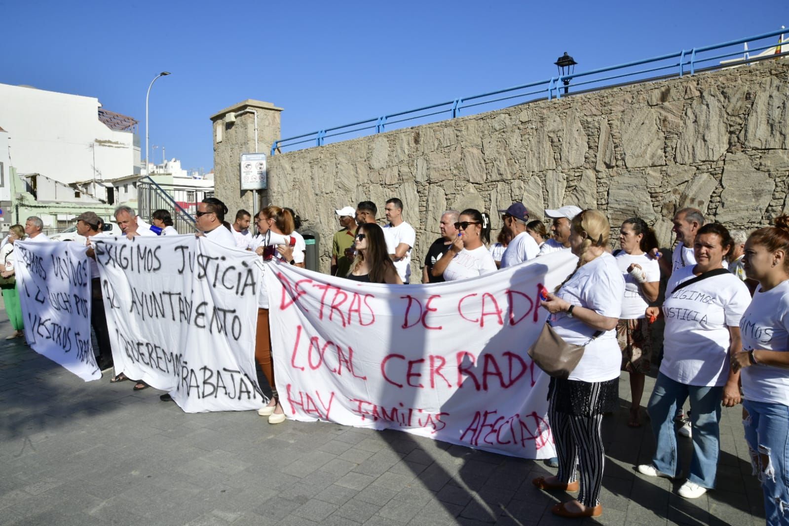 Manifestación por el cierre de tres locales en Puerto Rico