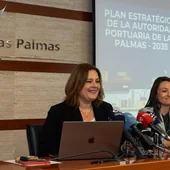 La presidenta de la Autoridad Portuaria, Beatriz Calzada (i), Ana Ulloa e Ignacio de la Peña.