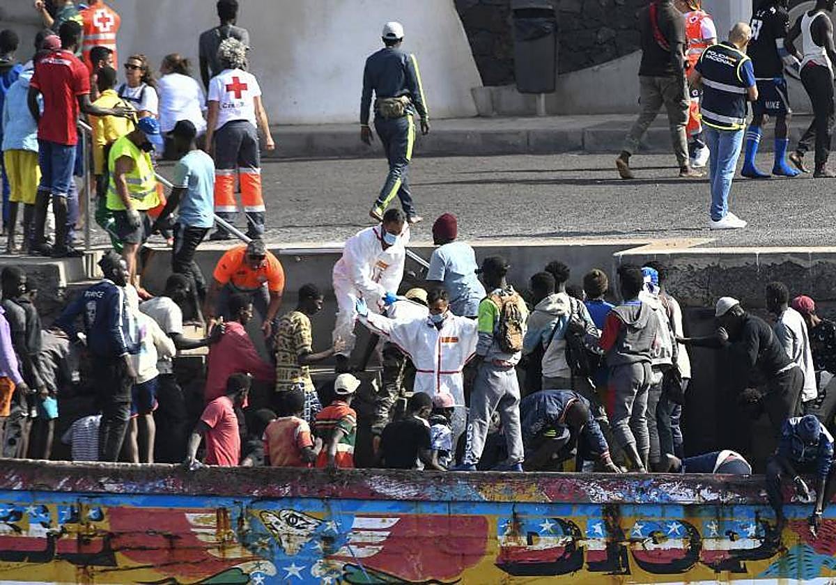 Imagen de una patera llegando a El Hierro.