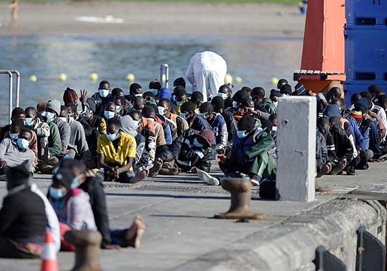 Imagen de archivo de un grupo de migrantes rescatado en Tenerife.