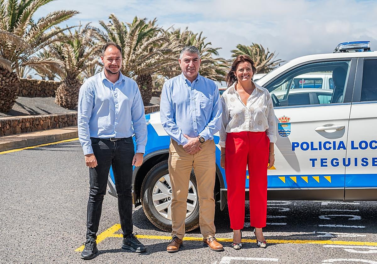 La alcaldesa Olivia Duque, con el nuevo todo terreno de la Policía Local.